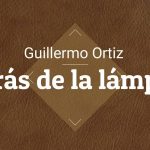 Detrás de la lámpara